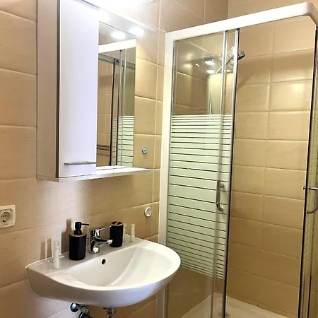 Emerald Coresi Apartment - Free Parking & Smart Tv شقة
