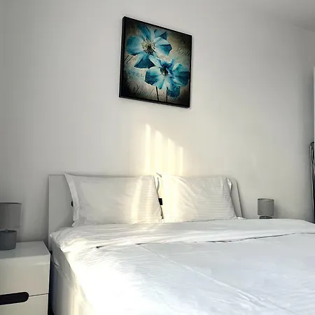 شقة Emerald Coresi Apartment - Free Parking & Smart Tv