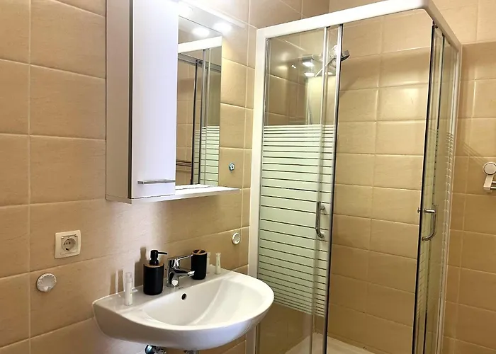 Emerald Coresi - Free Parking & Smart Tv Apartment